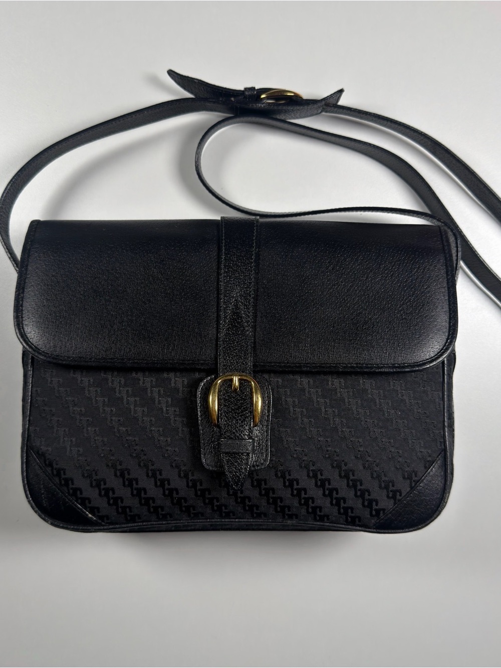 Authentic Vintage 1980s Gucci Black Leather Crossbody Bag with Monogram Design